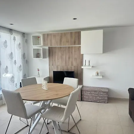 Excellent Flat Next To The * Sada